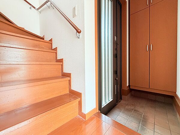 木製階段と玄関収納のある室内