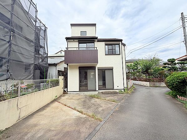 道路に面した2階建て住宅の外観