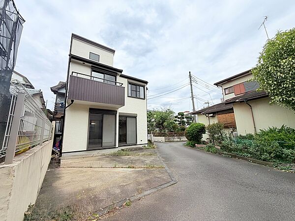 住宅街にある戸建て住宅の外観