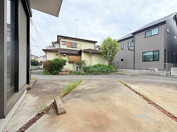 建物に囲まれたコンクリート敷きの敷地