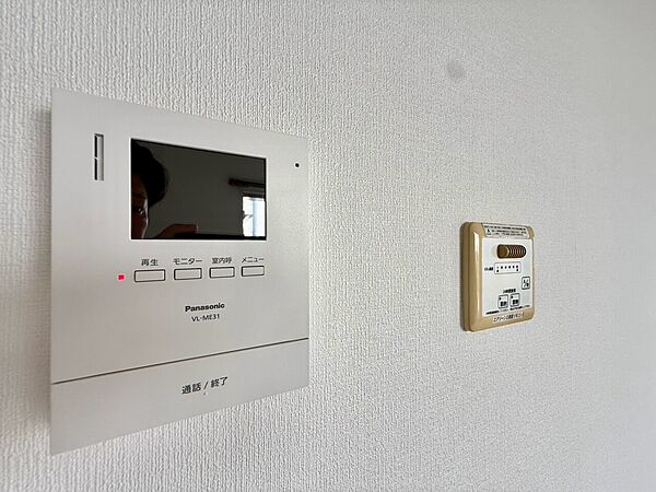 壁面に設置されたモニター付きインターホン