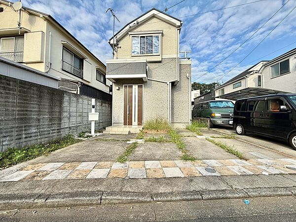 戸建て住宅の外観と前面の駐車スペース