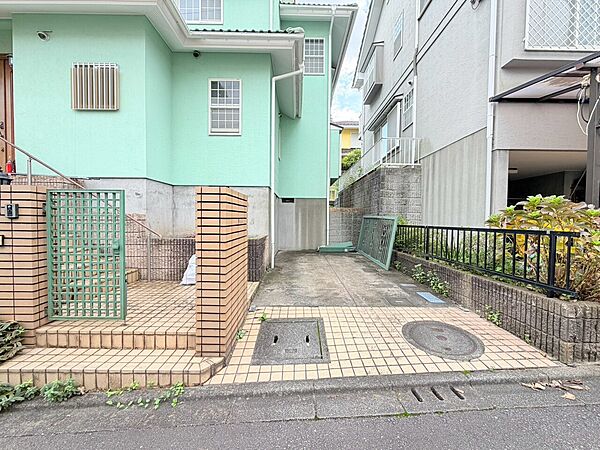 住宅前の舗装スペースと門扉
