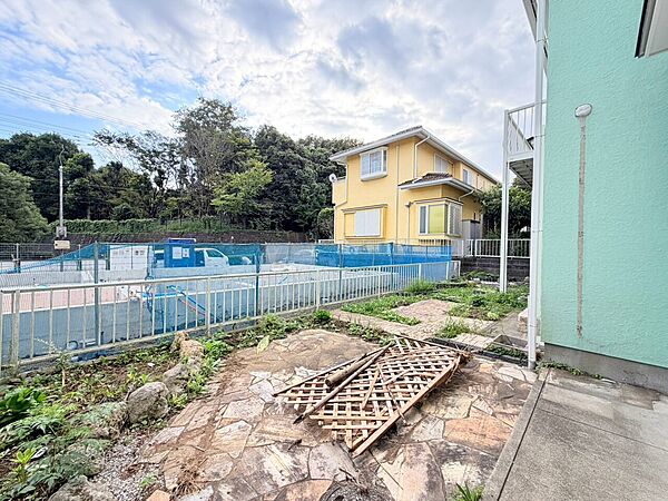 敷地内の古い木材と隣接する建物