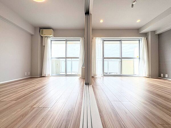 窓が2面にある明るい室内