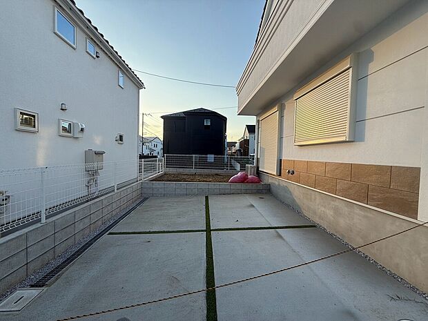建物間のコンクリート通路