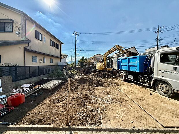 建物に囲まれた更地前面道路に接道