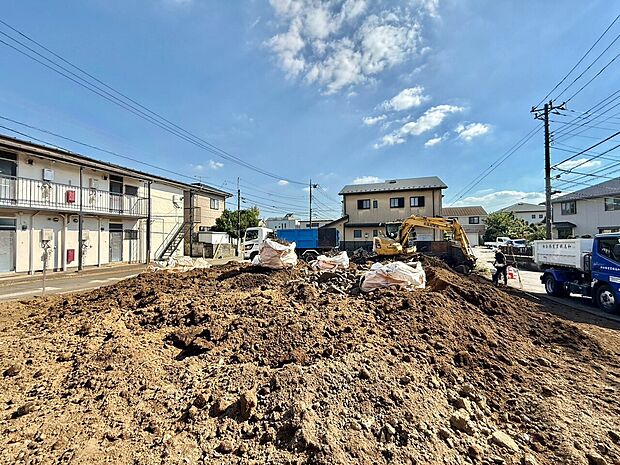 建築中の建物と前面道路の様子