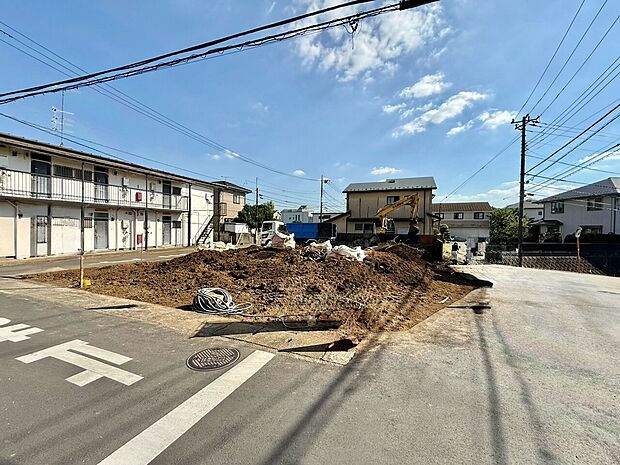 建築中の区画と前面道路の様子