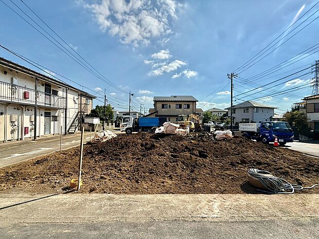 建築中の区画と周辺住宅、道路の様子