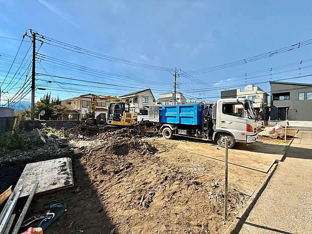 造成中の敷地と周辺の住宅・道路