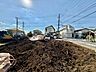 周辺：建築中の敷地と周辺の住宅街