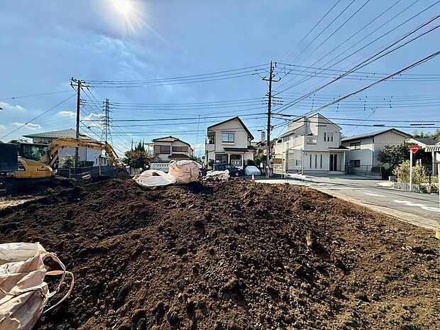 建築中の敷地と周辺の住宅街