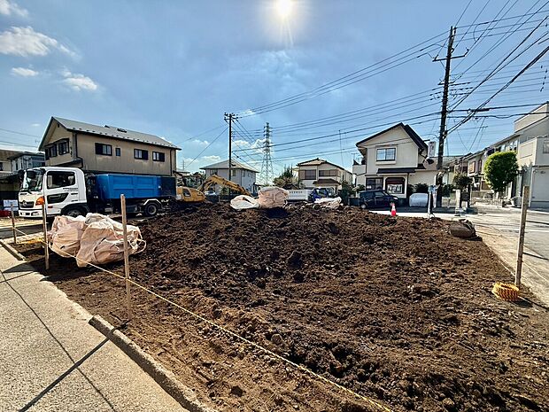 建築前の更地と周辺の住宅街