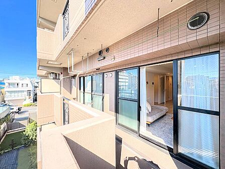 日当たりのよいバルコニーと掃き出し窓
