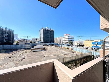 バルコニーから市街地を望む眺望