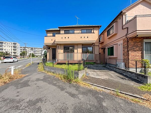 住宅街にある2階建て住宅の外観