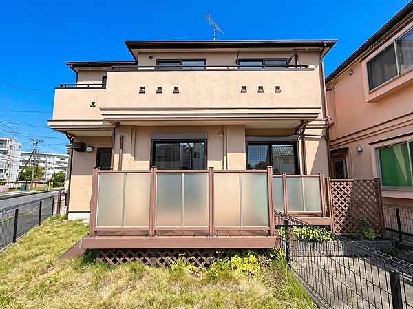 2階建て住宅の外観と前庭
