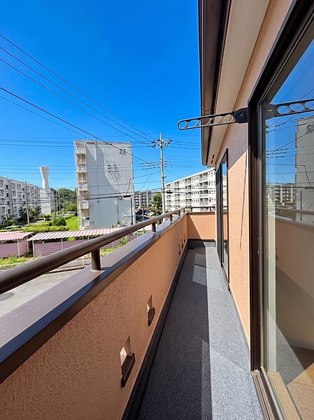建物のバルコニーから周辺の街並みを望む