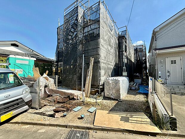 建築中の戸建て住宅と前面道路