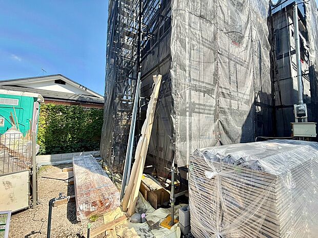 建築中の建物と資材が見える外観