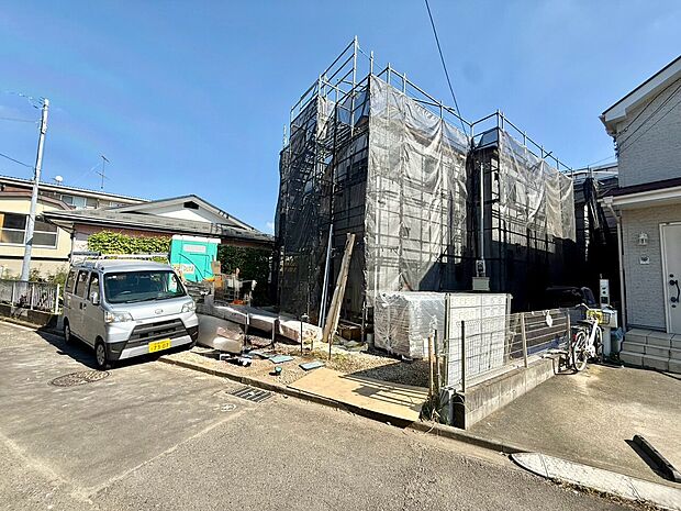 建築中の戸建て住宅と前面道路