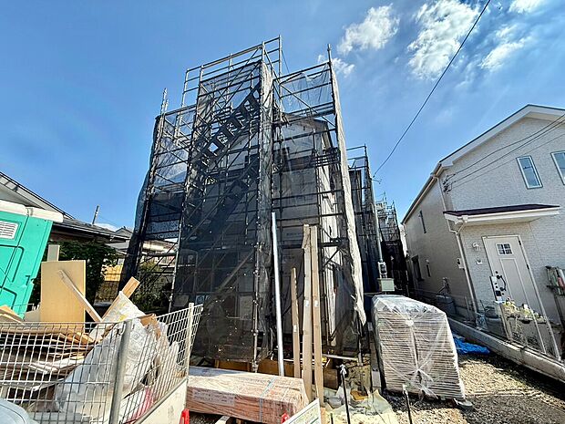 建築中の住宅外観隣家に近接した立地