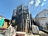 外観：建築中の戸建て住宅と隣接する住宅