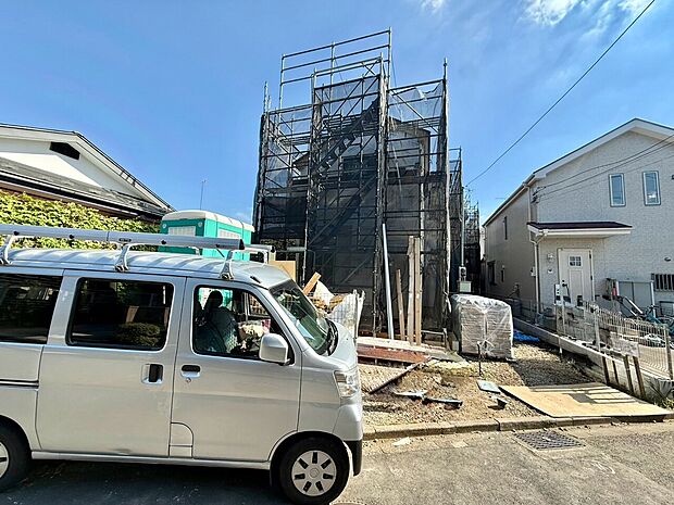 建物外観と前面道路