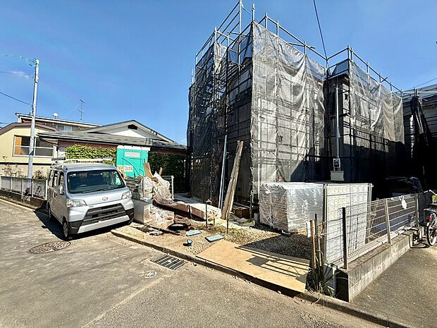 建築中の建物と前面道路の様子