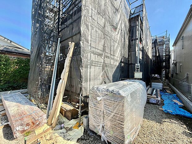 建築中の建物と周辺の資材