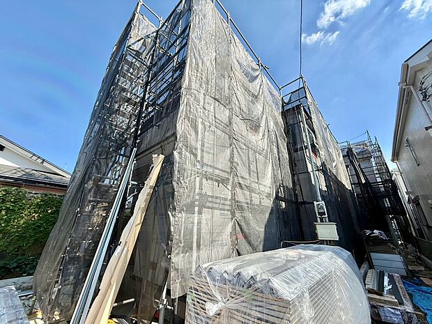 建築中の建物を外側から撮影した画像