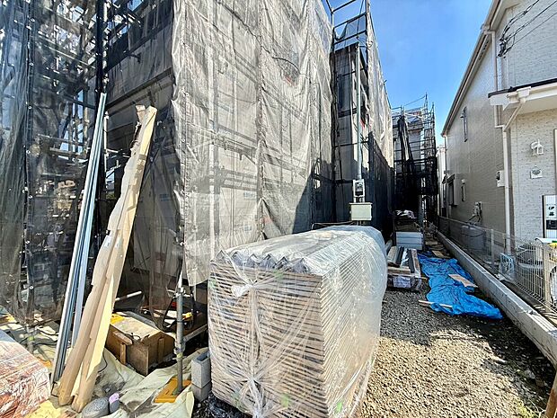 建築中の建物と資材が置かれた敷地