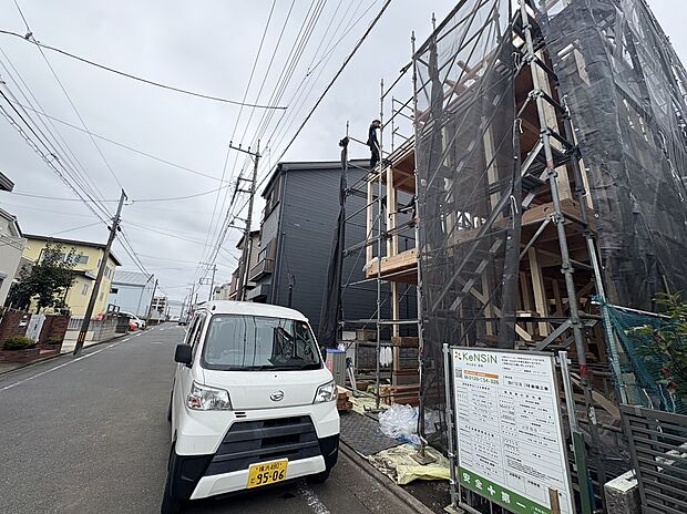 建築中の建物と前面道路の様子