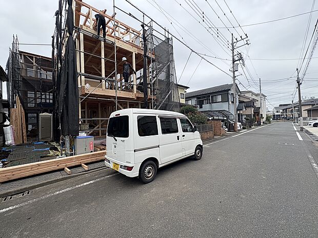建築中の建物と道路沿いの街並み