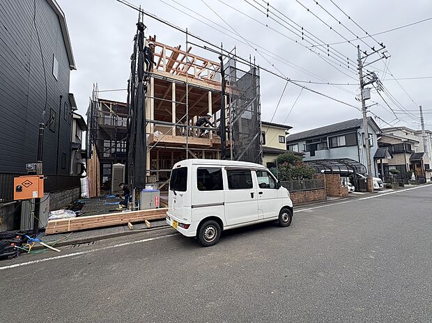 建築中の建物と周辺の道路を望む外観