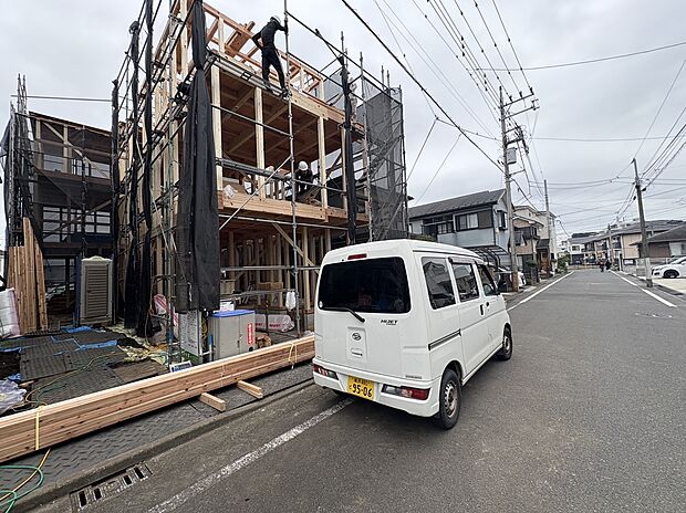 住宅建築が進む街並みと前面道路