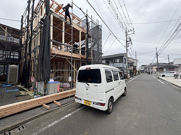 建築中の建物と前面道路の様子