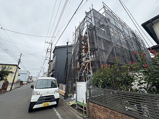 建築中の建物と前面道路の様子