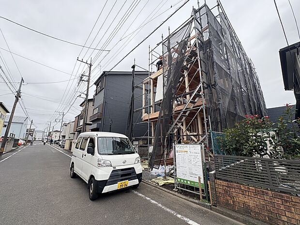 建築中の建物と前面道路の様子
