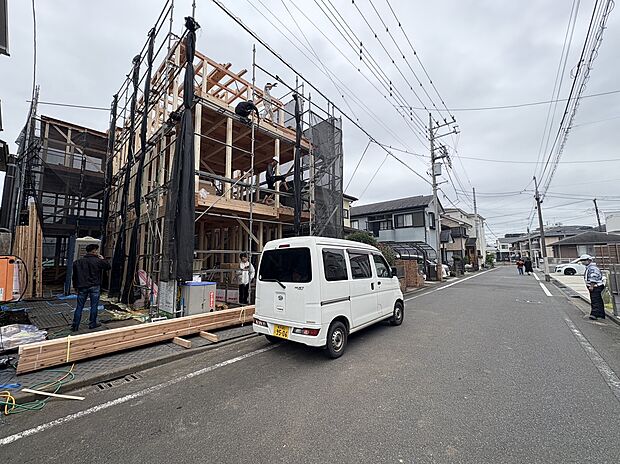 物件周辺の道路と街並み