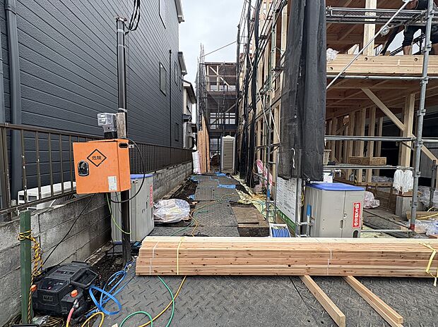 建築中の建物周辺と資材置き場