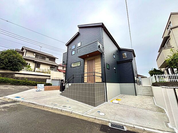 道路に面した戸建て住宅の外観