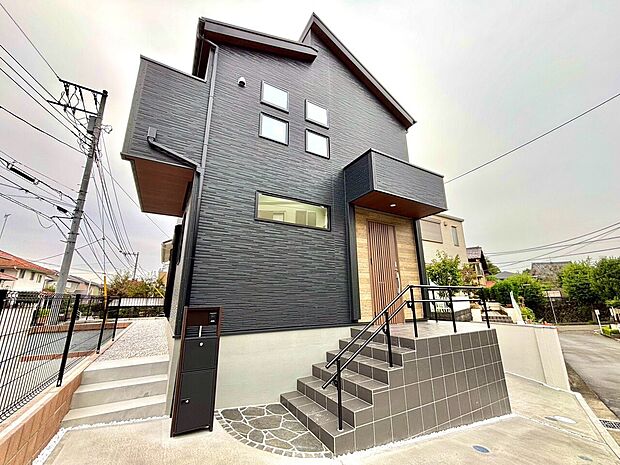 階段とバルコニーのある住宅外観