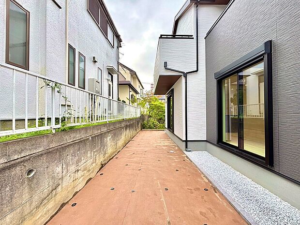 建物脇のレンガ舗装の通路