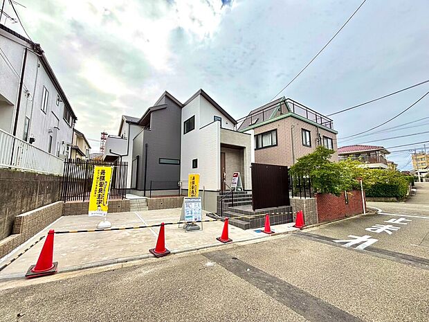 複数の戸建てが並ぶ住宅街の外観