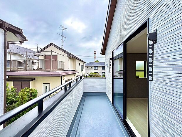 戸建て住宅に面したバルコニー