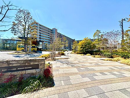 石張りの広場と植栽がある建物周辺