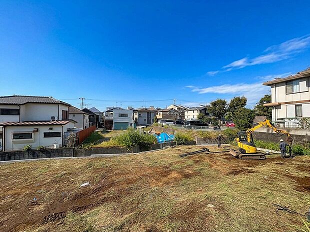 住宅に囲まれた更地の敷地