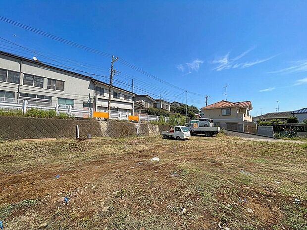 建物と周囲の空き地を写した外観